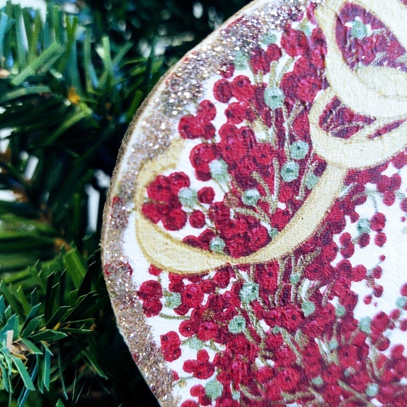 Hand Crafted Natural Wood Glitter Ornament Red Berry Wreath/Christmas Tree Decor - Picture 2 of 4